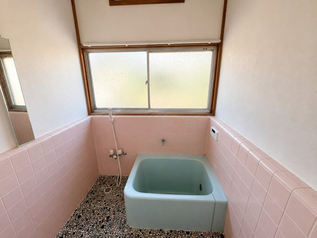 茂原市高師　中古戸建の浴室|※画像の一部はAIを用いて加工・編集しています。実際の状況と異なる場合がありますので、ご了承下さい。