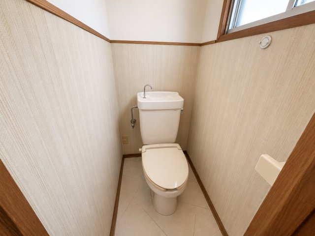 茂原市高師　中古戸建のトイレ|※画像の一部はAIを用いて加工・編集しています。実際の状況と異なる場合がありますので、ご了承下さい。