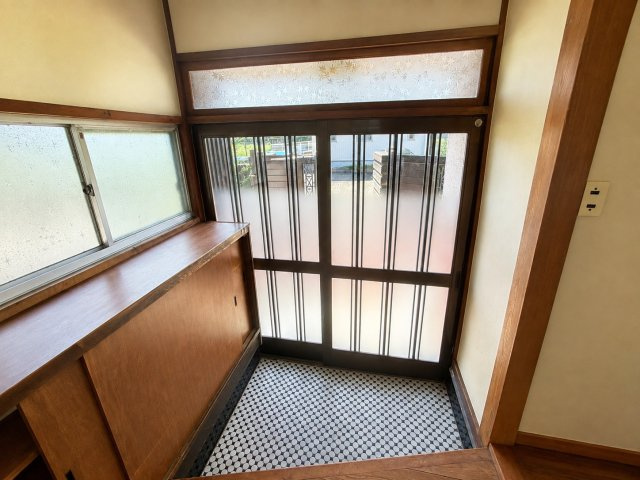 茂原市高師　中古戸建の玄関|※画像の一部はAIを用いて加工・編集しています。実際の状況と異なる場合がありますので、ご了承下さい。