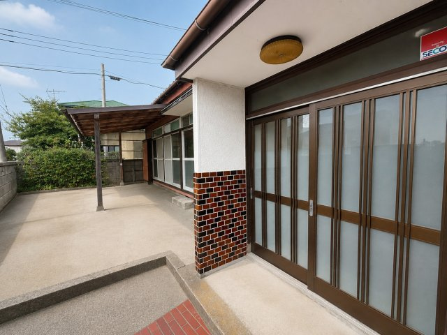 茂原市高師　中古戸建の玄関|※画像の一部はAIを用いて加工・編集しています。実際の状況と異なる場合がありますので、ご了承下さい。