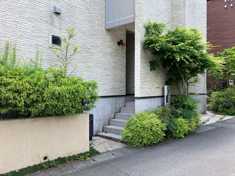 千代ヶ丘戸建のエントランス