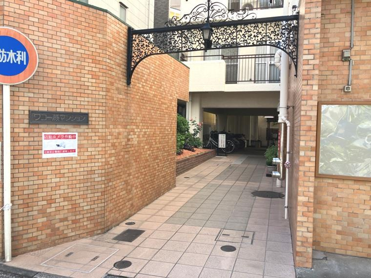 ワコー蕨マンションのエントランス