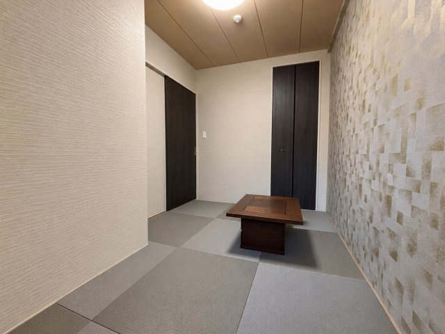 トラストネクサス生野町の和室|和室５帖。和紙を使った琉球風畳を使用。くつろぐひとときを。