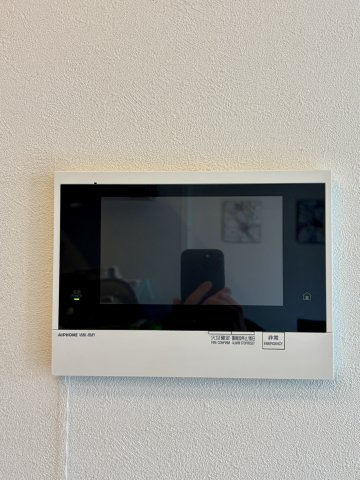 トラストネクサス生野町のセキュリティ|来客を確認しやすい大型モニター付インターホン。外出先からもスマホで通話可能です。※オプションあり