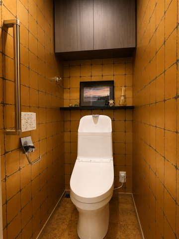 トラストネクサス生野町のトイレ|トイレはオーナー様のこだわりでゴールドの開運仕様となっております。※別途張り替えも可能です。