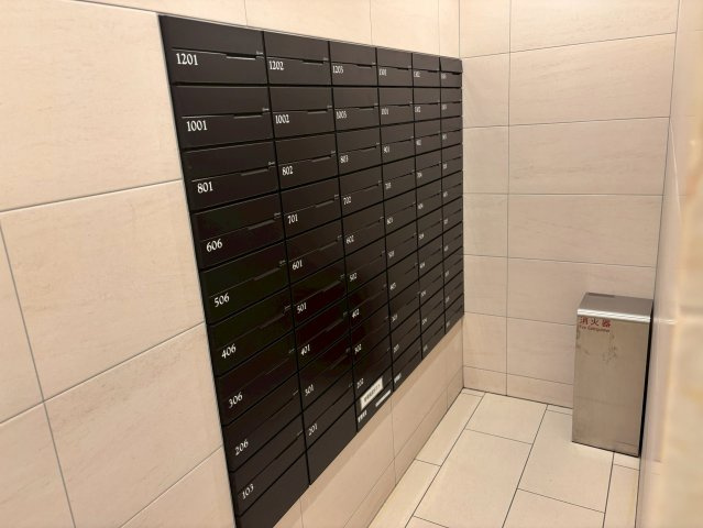 トラストネクサス生野町のその他共用部分|集合ポスト。郵便業者様などと視線の合わないつくりとなっております。