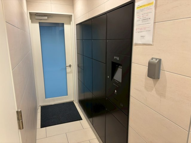トラストネクサス生野町のその他共用部分|宅配ＢＯＸ。鍵を持っているだけでハンズフリーで開錠。暗証番号も不要で楽々です。※自分宛の荷物しか開錠しません。