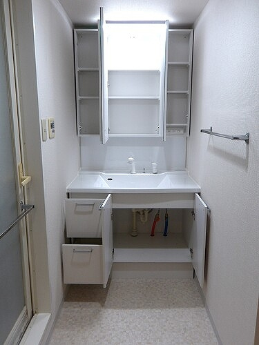 ライオンズマンション千葉グランドタワーの洗面所|ミラーキャビネット　※同タイプ別部屋