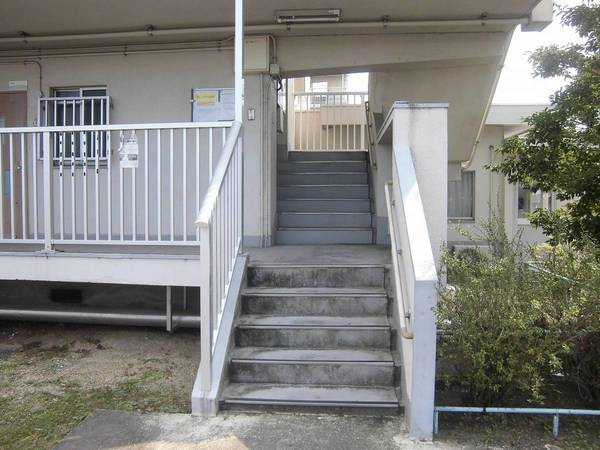 ビレッジハウス西萩原1号棟のエントランス