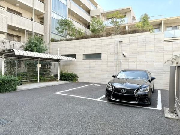 プレミアコンフォート西荻窪の駐車場