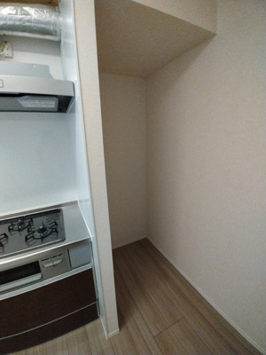 キッチン横　冷蔵庫置場