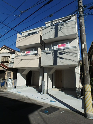 駐車場付き、３階建て戸建てです。