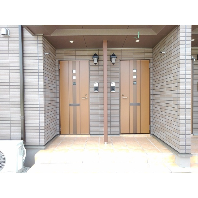 瑞穂市牛牧のアパートのエントランス