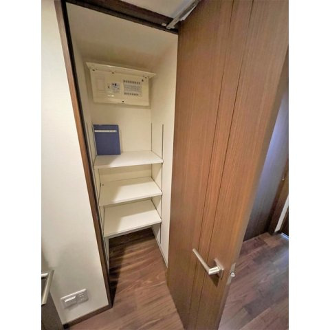 岐阜市蕪城町の賃貸マンションの内装|物入れ