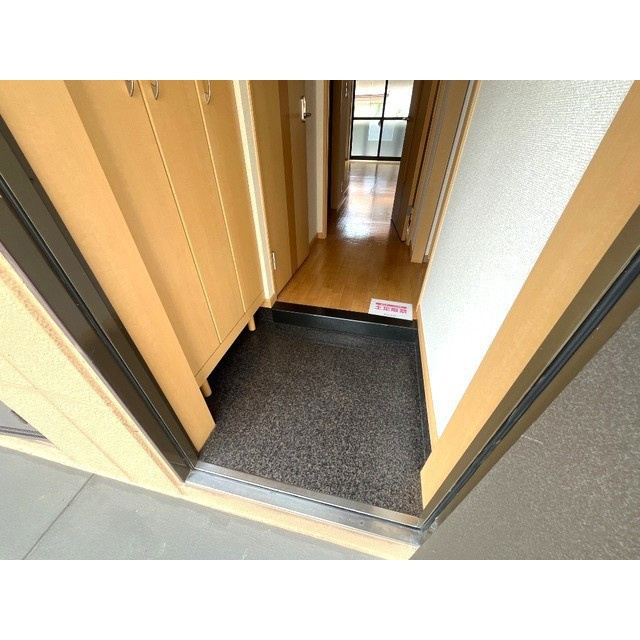 各務原市鵜沼東町５丁目のアパートの玄関