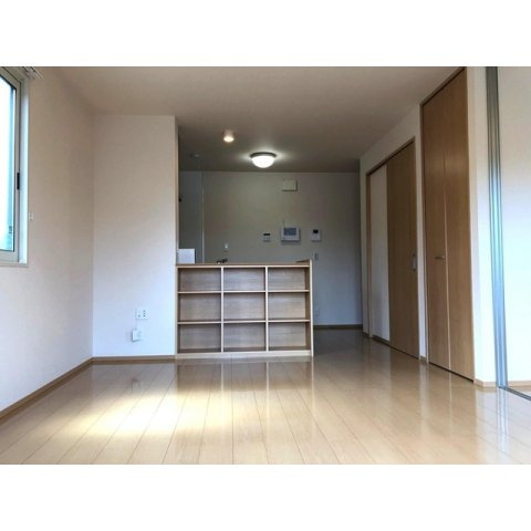 各務原市鵜沼朝日町４丁目のアパートの居間・リビング