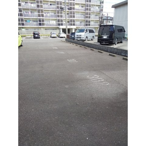 瑞穂市稲里のアパートの駐車場