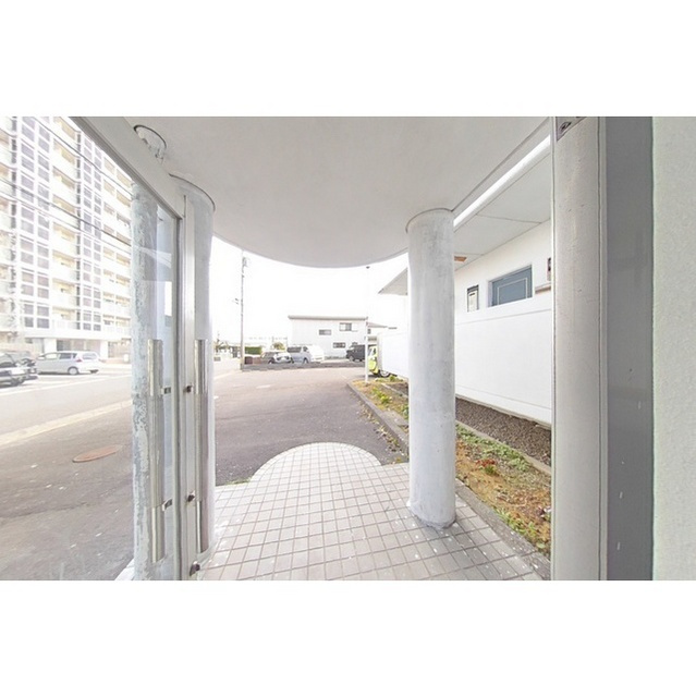 瑞穂市稲里のアパートのエントランス