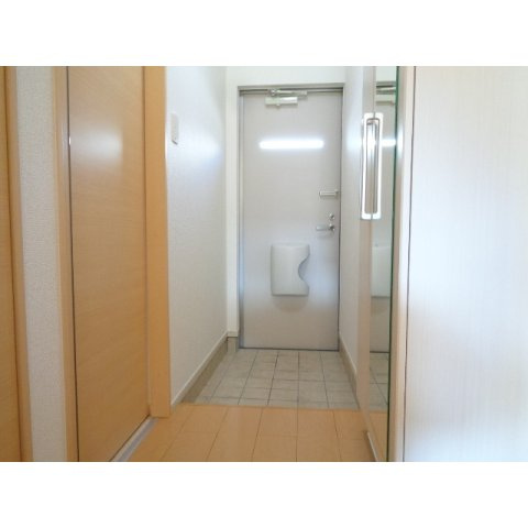 クレセント参番館の玄関