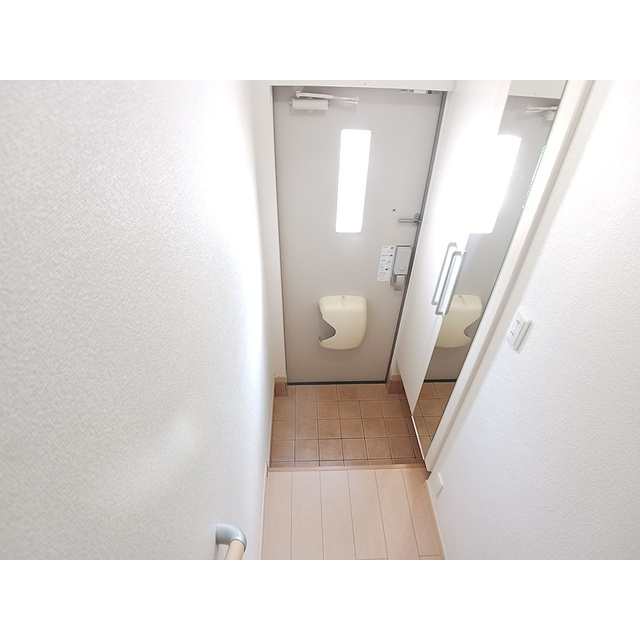 柳の里Ａの玄関