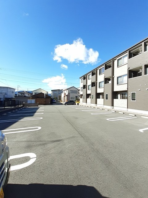 メゾン・ド・ロワイヤル　フジの駐車場