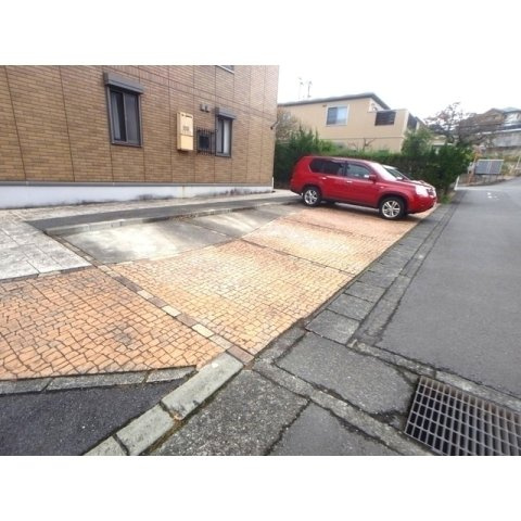 ローズコート加茂の駐車場