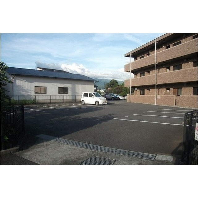 アルストロメリアの駐車場