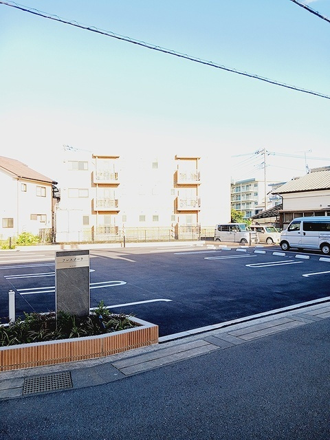 フレスクーラの駐車場