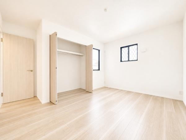 横浜市西区元久保町の新築一戸建の洋室|クローゼットもあるので収納にも困りません！
荷物が多い方にも安心です。