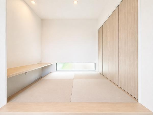 横浜市西区元久保町の新築一戸建の和室|和室は日本人の心です
お子様が遊ぶのにも床が柔らかく安心♪