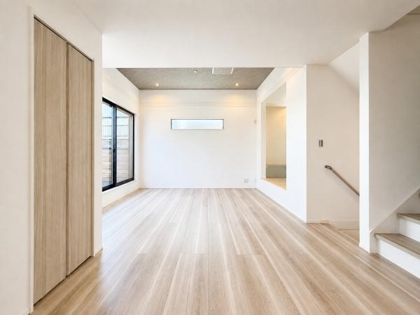横浜市西区元久保町の新築一戸建の居間・リビング|対面式のキッチンはお料理中でも家族とのお話も弾みます。
