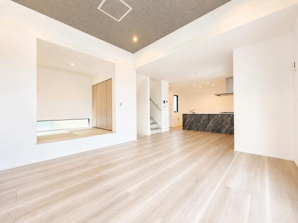 横浜市西区元久保町の新築一戸建の居間・リビング|窓からは明るい光が差し込みます！
電気をつけなくても明るいです。