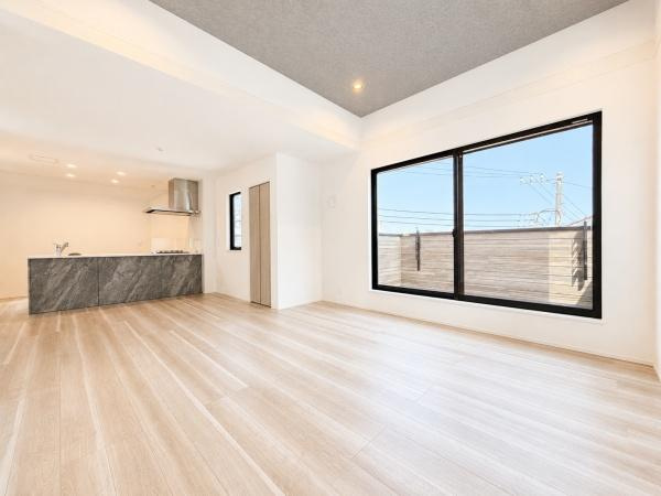 横浜市西区元久保町の新築一戸建の居間・リビング|家族が自然と集まるリビングは
落ち着きのある空間です♪