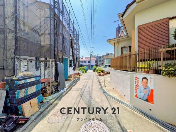 横浜市磯子区栗木１丁目の新築一戸建の前面道路含む現地写真|周辺は落ち着いた街並みになります。
子育てにはぴったりの住環境♪