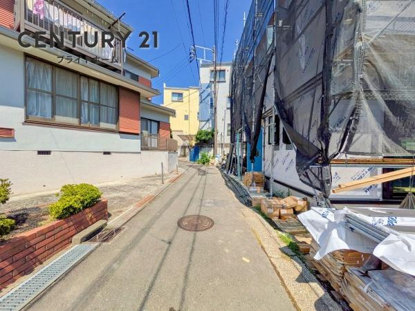 横浜市磯子区栗木１丁目の新築一戸建の前面道路含む現地写真|周辺は落ち着いた街並みになります。
子育てにはぴったりの住環境♪