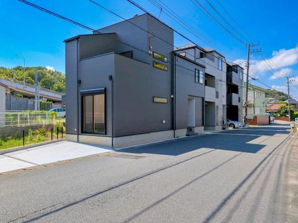 横浜市港南区日野中央２丁目の新築一戸建の前面道路含む現地写真|陽当りの良さ、住環境を現地にてご確認下さい！
周辺環境も合わせてご案内させていただきます！
