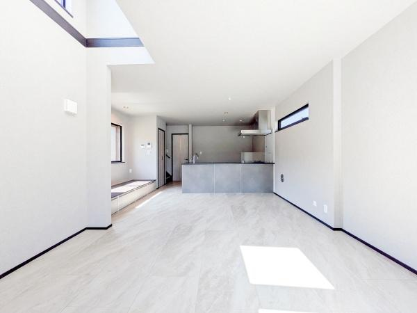 横浜市港南区日野中央２丁目の新築一戸建の居間・リビング|窓からは明るい光が差し込みます！
電気をつけなくても明るいです。