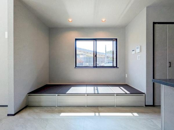 横浜市港南区日野中央２丁目の新築一戸建の居間・リビング|小上がりの畳コーナーがございます。