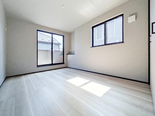 横浜市港南区日野中央２丁目の新築一戸建の洋室|二面採光の明るく、落ち着きのある洋室！
休日はこちらでおくつろぎ下さい♪