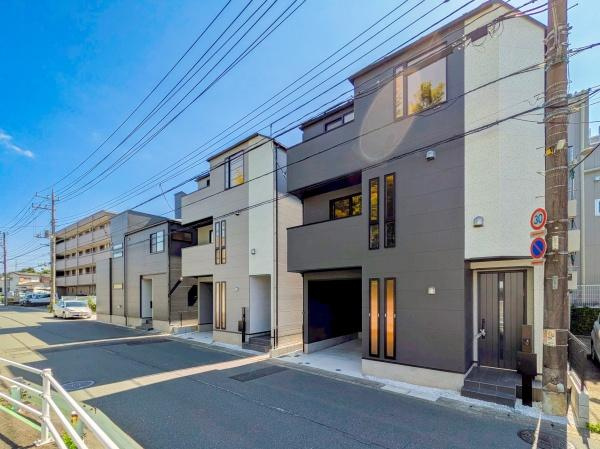 横浜市港南区日野中央２丁目の新築一戸建の前面道路含む現地写真|周辺は落ち着いた街並みになります。
子育てにはぴったりの住環境♪