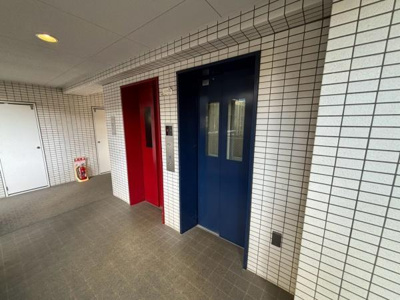 【エントランス】 | 【12日(土)・13日(日)見学可】ドメイン越谷ツインヒルズ | エレベーター2基完備で忙しい朝の時間帯もスムーズにご利用できます♪