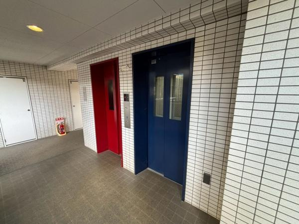 【エントランス】 | 【12日(土)・13日(日)見学可】ドメイン越谷ツインヒルズ | エレベーター2基完備で忙しい朝の時間帯もスムーズにご利用できます♪