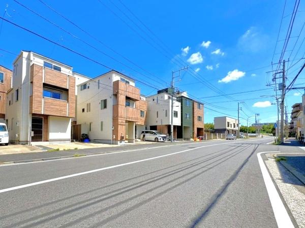 横浜市鶴見区栄町通１丁目の中古一戸建の前面道路含む現地写真