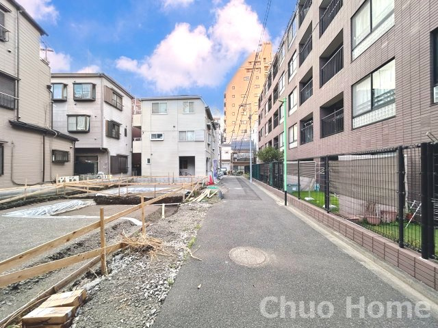 荒川区町屋8丁目新築分譲住宅の前面道路含む現地写真|前面道路