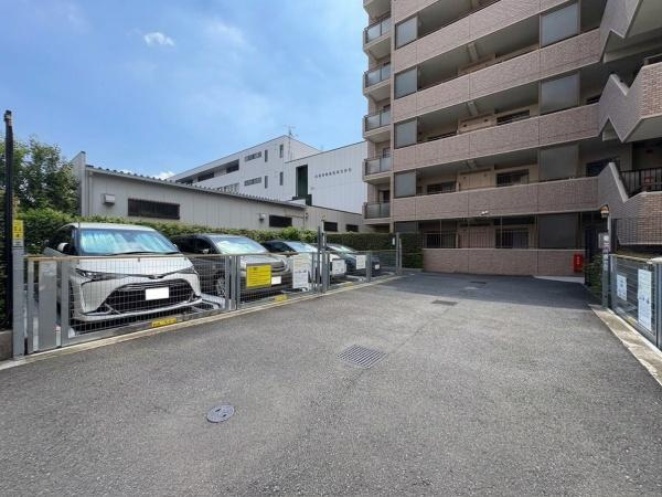 ルイシャトレ鶴見イーストコートの駐車場