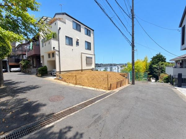 川崎市宮前区犬蔵３丁目の売地の前面道路含む現地写真