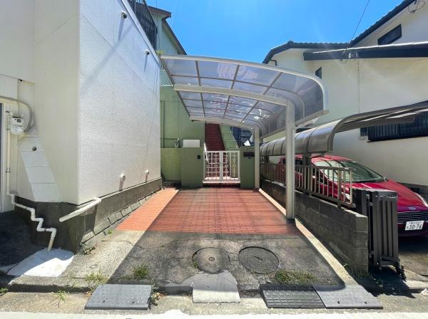 横浜市港南区日野南４丁目の中古一戸建の駐車場