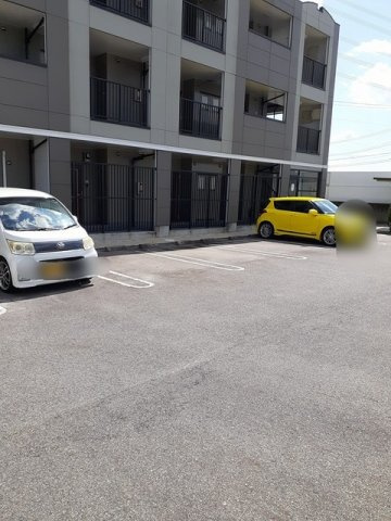 アンソレイエの駐車場