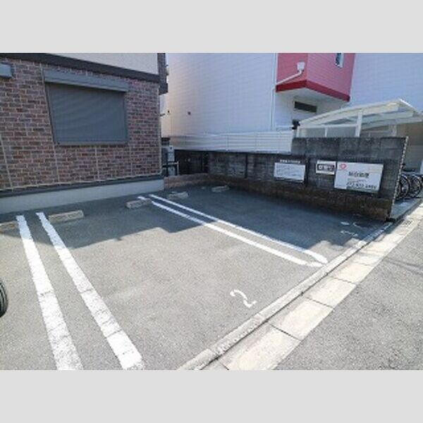 リヴェール長瀬の駐車場