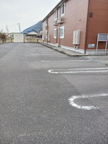 グランディール　Ａの駐車場|駐車場があるので、車を買う予定の方も安心です
